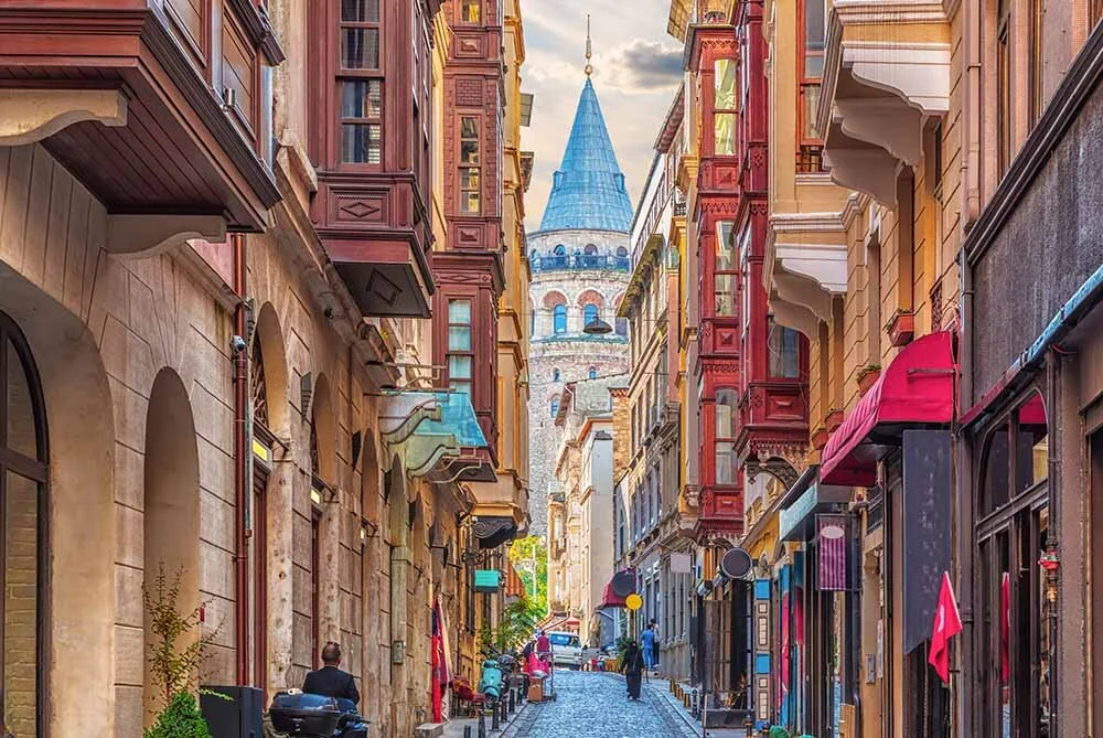 Kuzguncuk, Bebek, Arnavutköy, Küçük Su, Kandilli, Pargalı İbrahim  Paşa Sarayı Türk İslam Eserleri Müzesi, Süleymaniye Camii, Yerebatan Sarayı, İstiklal Caddesi Topkapı Sarayı, Galata Köprüsü, Çırağan Sarayı, Beyazıt Kulesi, Mısır Çarşısı Galata Kule