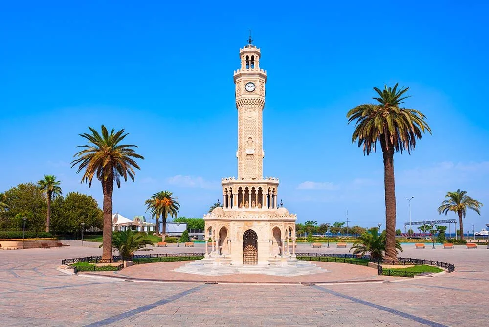 Konak Meydanı, İzmir Saat Kulesi, Hasan Tahsin  Anıtı, Kızlarağası Hanı, Tarihi Asansör